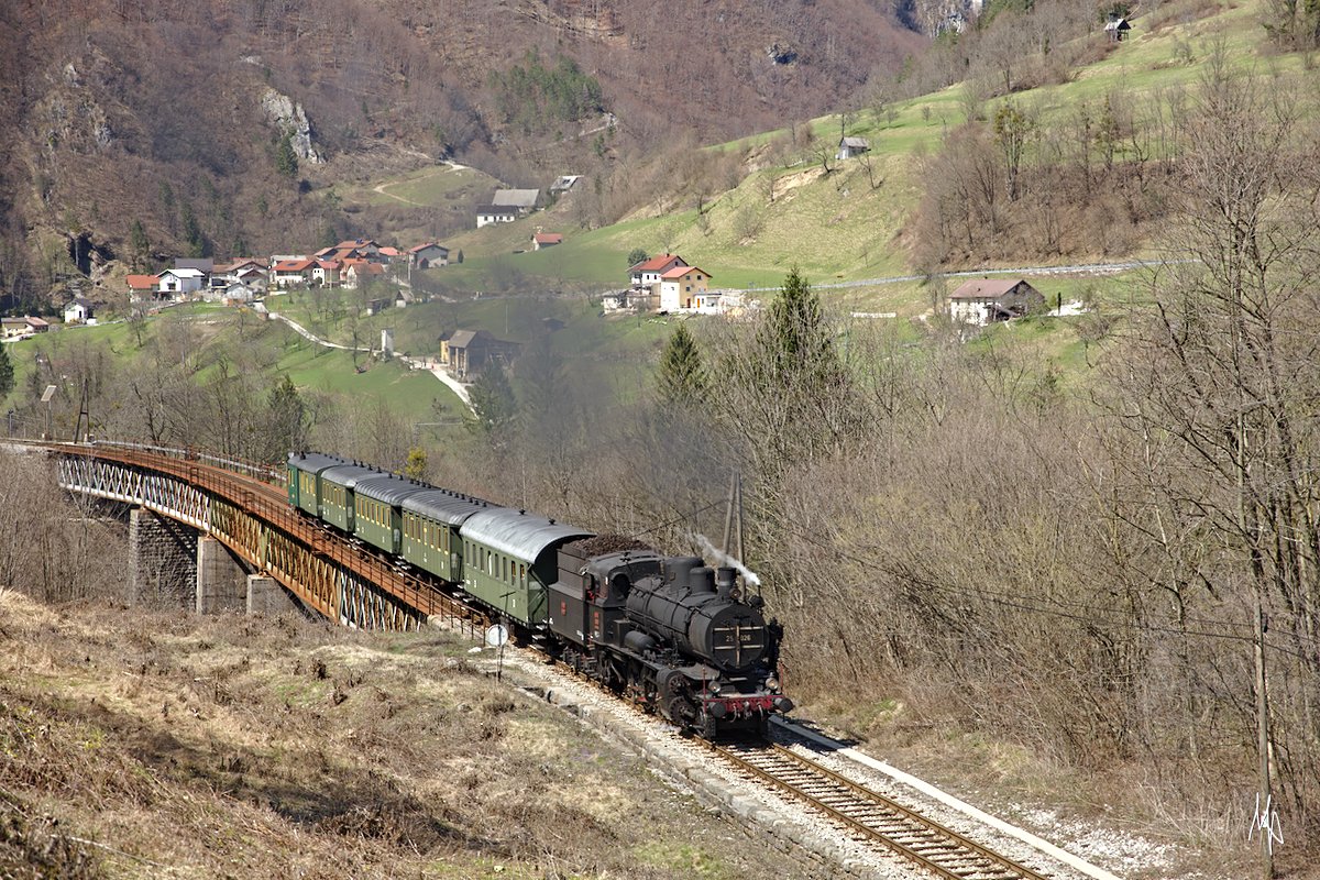 Hier der östlichste Punkt, den der Fotozug mit der 25.026 in den zwei Tagen erreicht hat. Zu sehen ist der Zug auf der Brücke zwischen Grahovo und Hudajuzna. (07.04.2018)