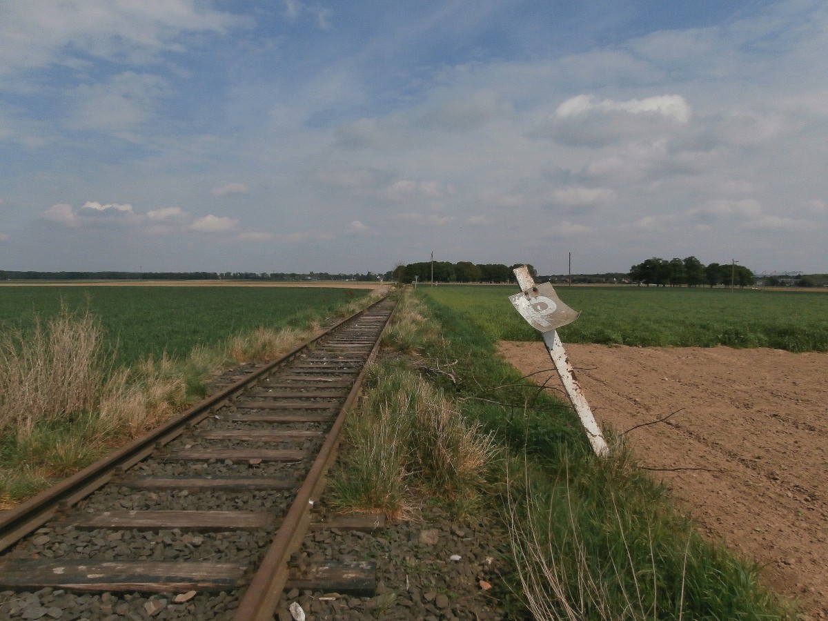 Hier pfeift kein Zug mehr.  Mitte der 1950er Jahre wurden gleich zwei Anschlüsse für das NATO-Hauptquartier nordöstlich von Rheindahlen neu angelegt. Dies waren die Anschlußgleise Holt I(Bild) und Holt II der britischen Rheinarmee. Das Anschlußgleis Holt II verlief bis zum östlichen Ortsausgang Rheindahlens parallel zum Eisernen Rhein. Dort zweigte diese Anschlußbahn in nördlicher Richtung ab und endete auf einem Armeegelände kurz vor der Autobahn A 61 bei Genhülsen.
Nahe Rheindahlen 26.04.2014