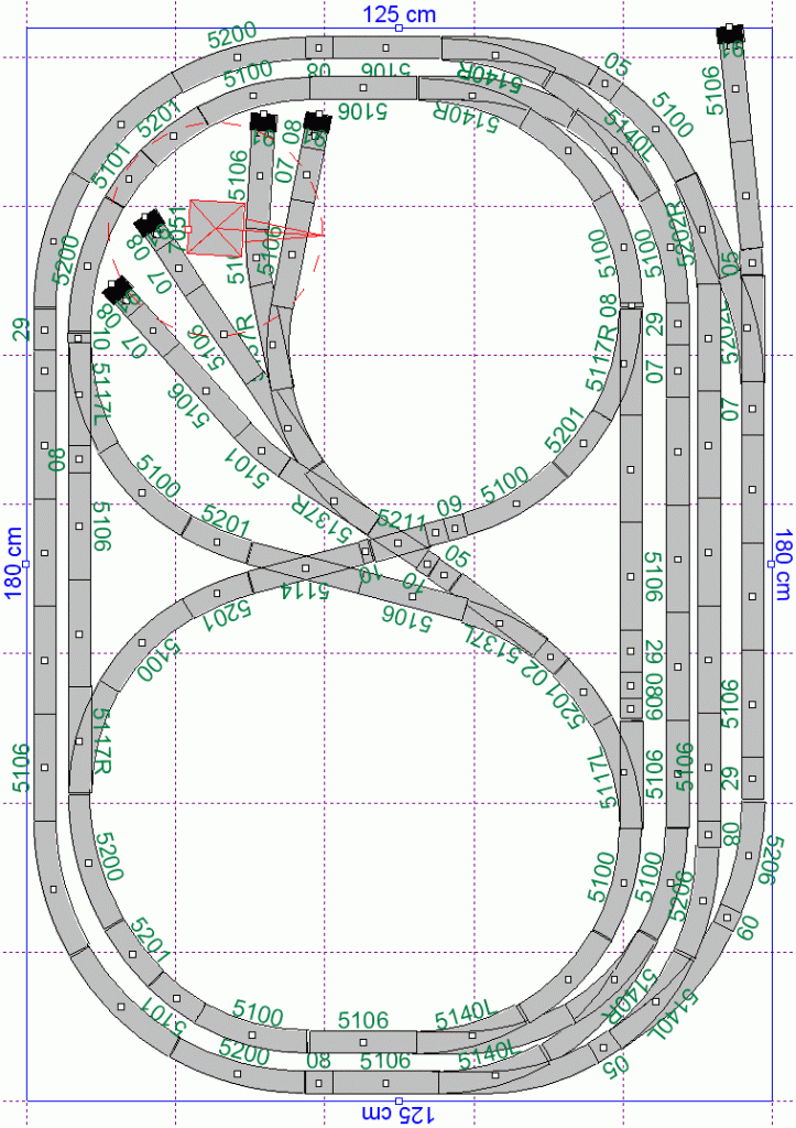 Hier ist der Plan (1,80x1,25m²), weiterhin mit zwei unabhängigen Ovalen, auf denen jeweils zwei Züge abwechselnd verkehren können, aber mit zwei gegenläufigen Kehrschleifen. Die Drehscheibe ist dann aber nicht mehr möglich.
Den Plan habe ich am 11.12.2013 gezeichnet.