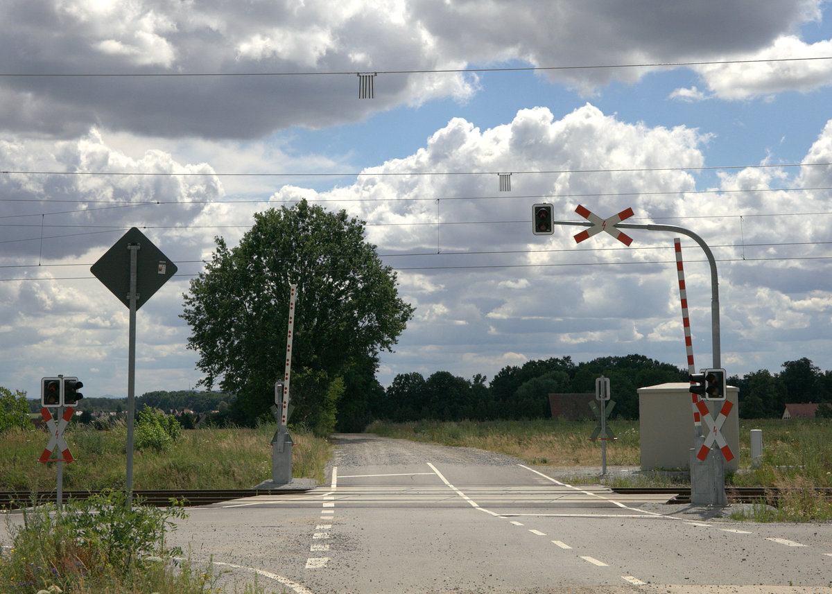 Hier quert eine Feldstraße die Strecke Roßlau-Wegliniec. 11.07.2020 14:16 Uhr.