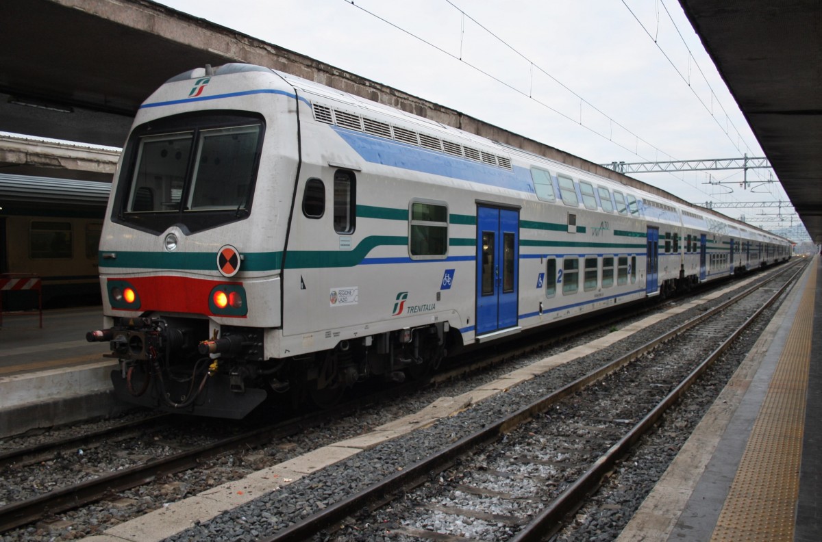 Hier R12209 von Roma Termini nach Nettuno, dieser Zug stand am 24.12.2014 in Roma Termini. Zuglok war 464.156.