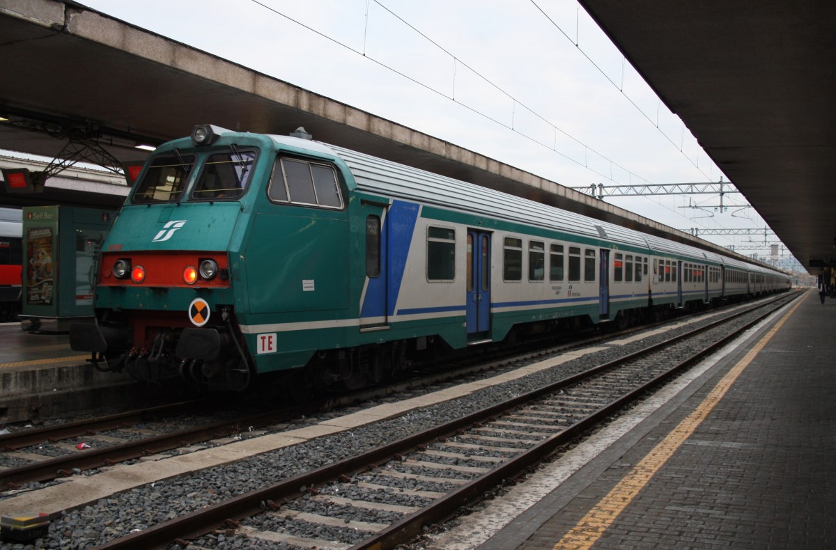 Hier R7361 von Roma Termini nach Albano Laziale, dieser Zug stand am 24.12.2014 in Roma Termini. Zuglok war 464.145.