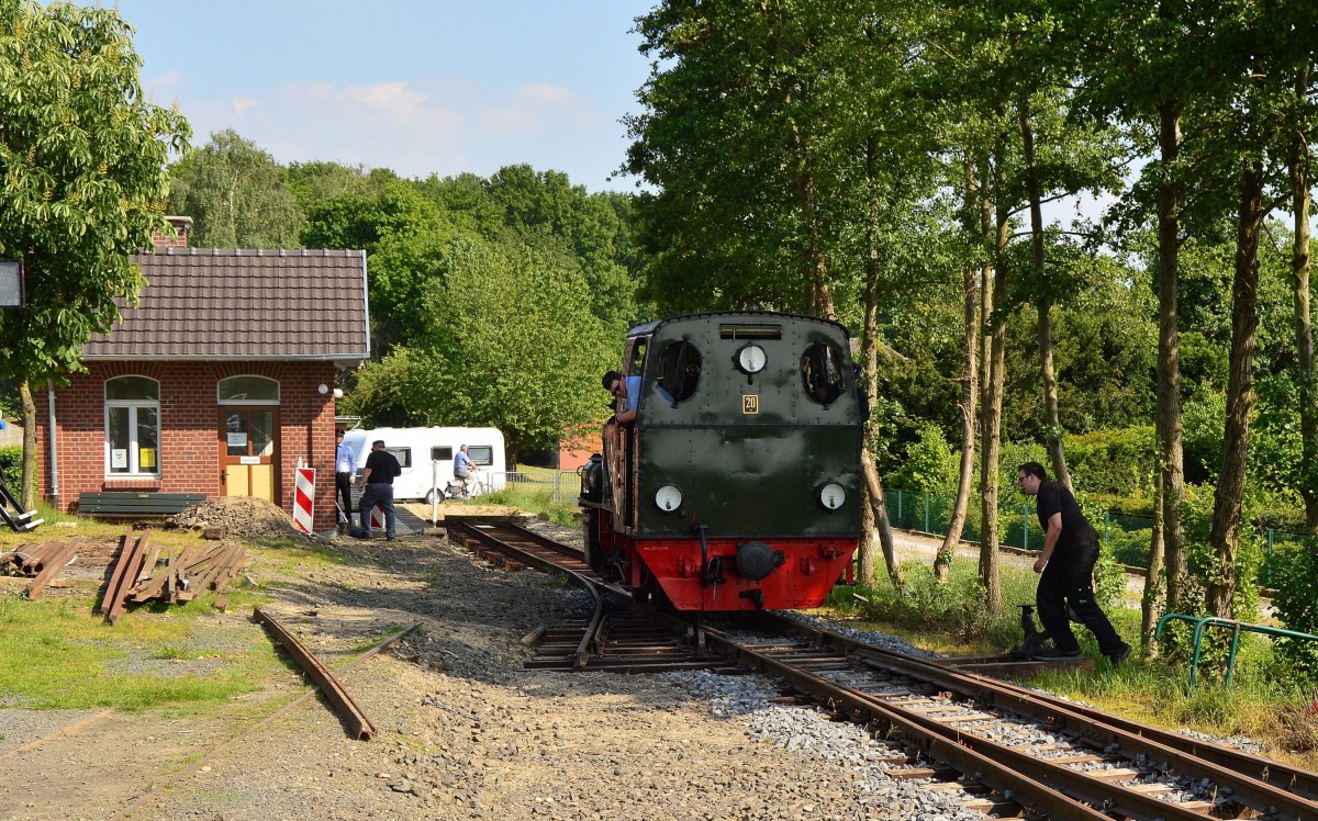 Hier rangiert die Lok Nr. 20 in Gillrath um....links ist das neue Empfangsgebäude zu sehen. 18.5.2014