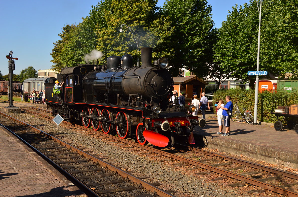 Hier rangiert die ZLSM 1040 auf Gleis 1 an einen Pullmanwagen heran.
Simpelveld den 25.9.2016