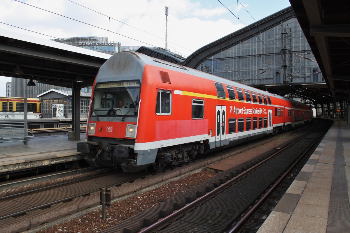 Hier eine RB14 (RB18916) von Berlin Schönefeld Flughafen nach Nauen, dieser Zug stand am 15.3.2014 in Berlin Friedrichstraße. Schublok war 143 812-6.