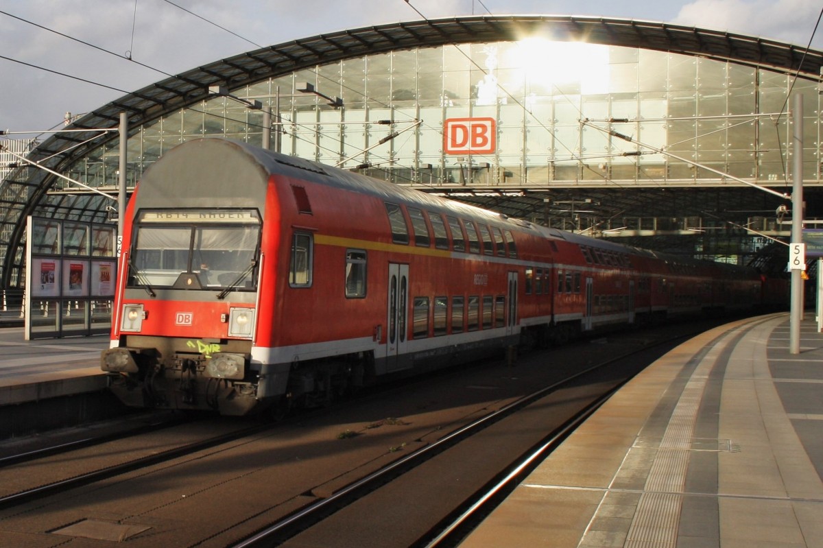 Hier eine RB14 (RB18924) von Berlin Schönefeld Flughafen nach Nauen, bei der Ausfahrt am 15.3.2014 aus Berlin Hbf. Schublok war 143 641-9.