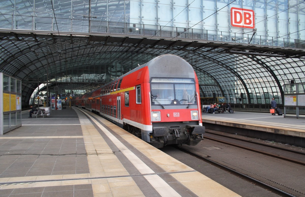 Hier eine RB14 (RB18931)  Airport-Express  von Nauen nach Berlin Schönefeld Flughafen, bei der Ausfahrt am 1.5.2014 aus Berlin Hbf. Schublok war 143 848-0.