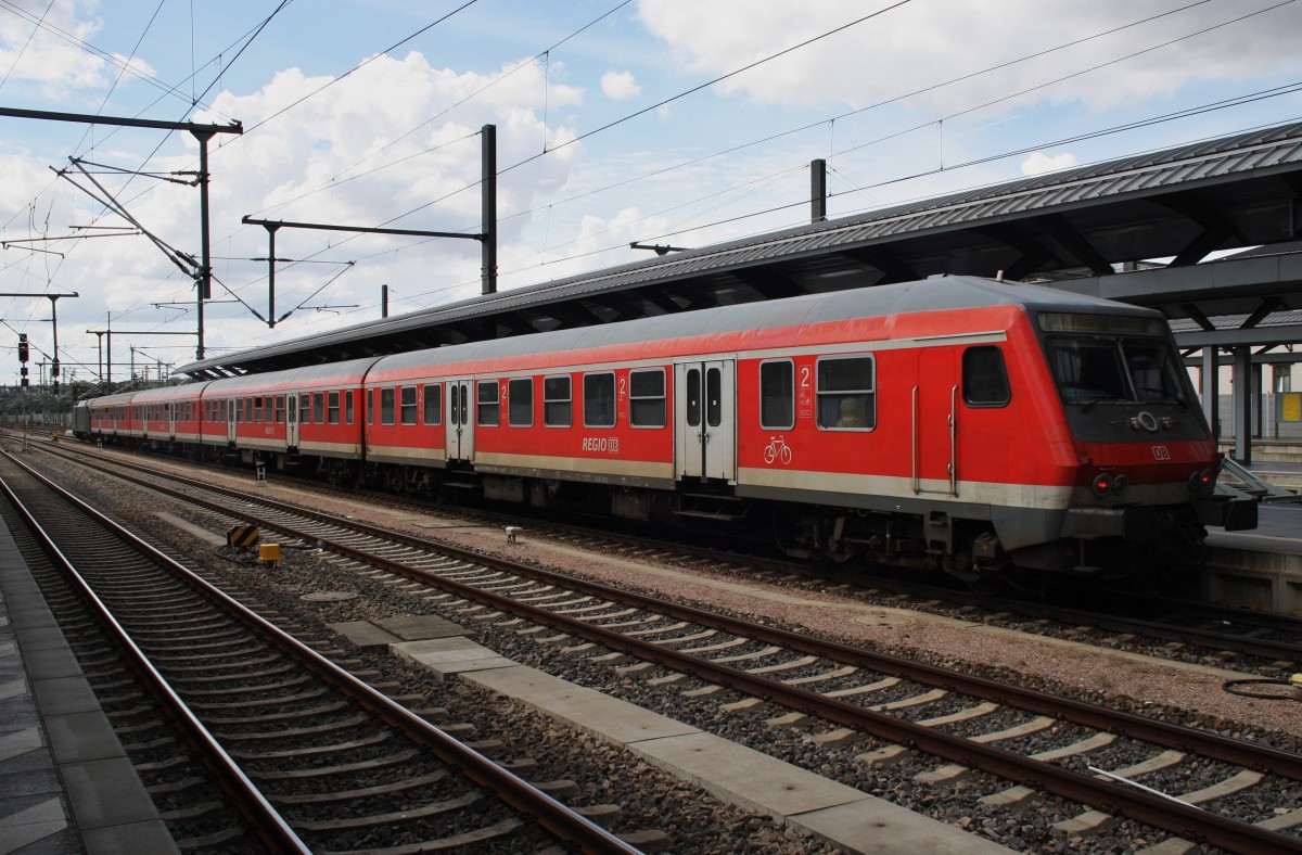 Hier eine RB20 (RB16318) von Halle(Saale) Hbf. nach Eisenach, dieser Zug stand am 19.8.2014 in Erfurt Hbf. Zuglok war 182 505-8.