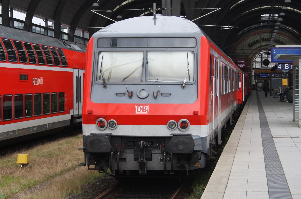 Hier eine RB77 (RB21125) von Kiel Hbf. nach Neumünster, dieser Zug stand am 23.9.2015 in Kiel Hbf. Schublok war 143 860-5.