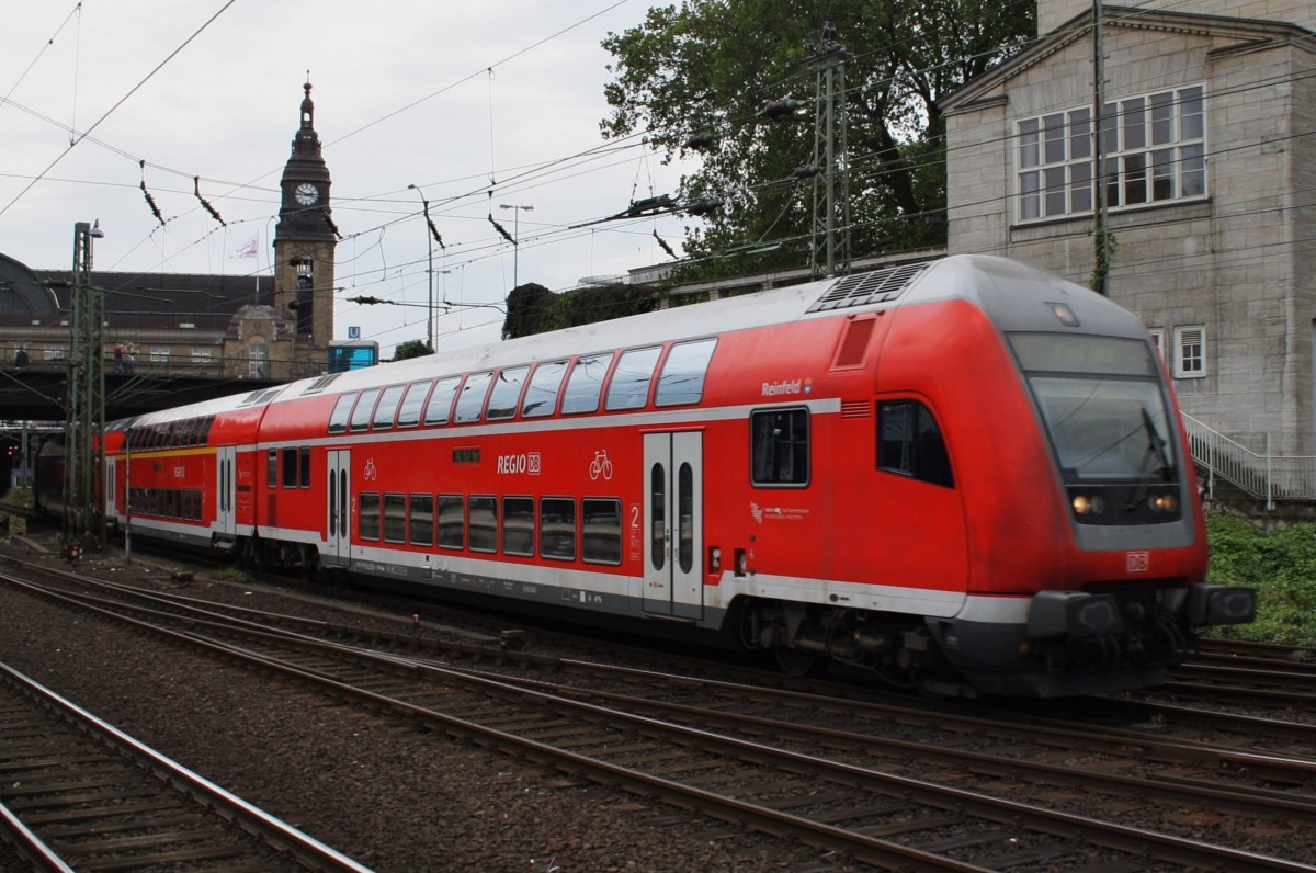 Hier RE21020 von Hamburg Hbf. nach Kiel Hbf., bei der Ausfahrt am 4.10.2013 aus Hamburg Hbf. Schublok war 112 149-0.