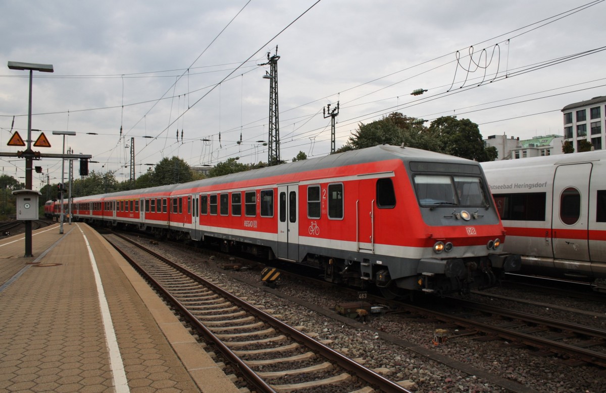 Hier RE21494 von Hamburg Hbf. nach Kiel Hbf., bei der Einfahrt am 4.10.2013 in Hamburg Hbf. Schublok war 218 330-9.