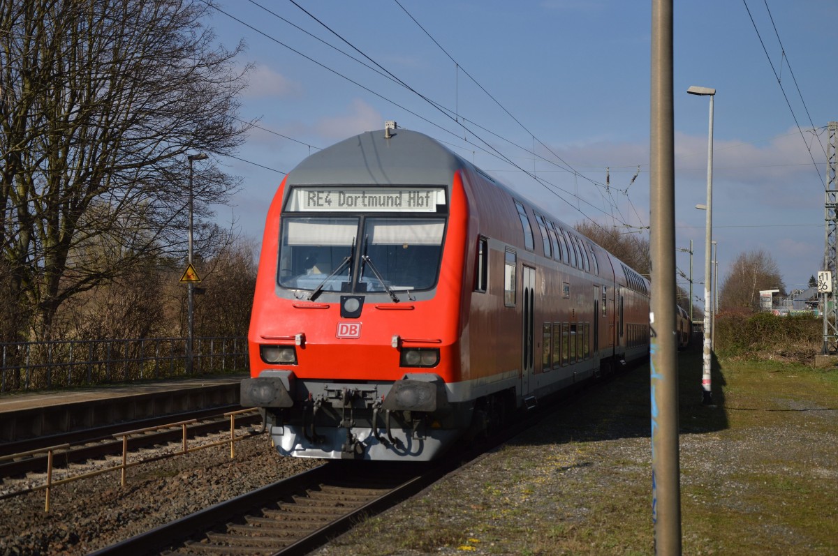 Hier ist der RE4 im Nachschuß der von der 111 127-7 gezogen gerade Kohlscheid passierte und nun nach Herzogenrath die Rampe herunter fährt. 22.3.2015
