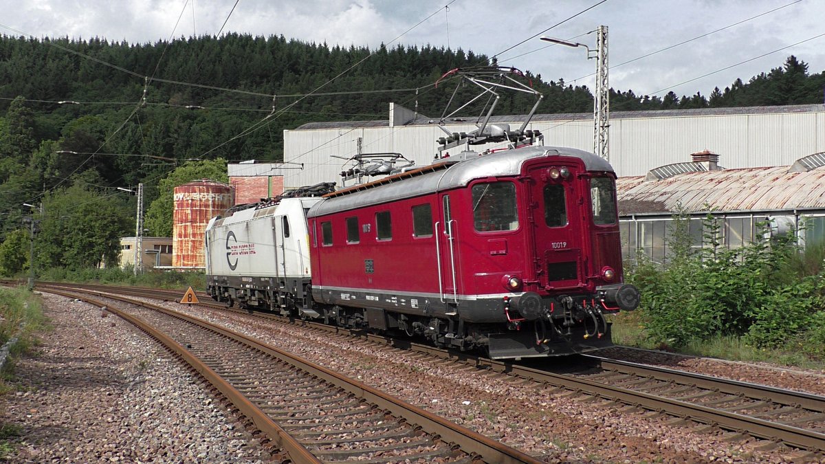 Hier ist die Re4/4 der Centralbahn (10019) am 31. Auguist 2017 mit ECR 186 165-7 unterwegs nach Saarbrücken Rbf. Zusehen ist hier gerade die Durchfahrt in Mettlach.