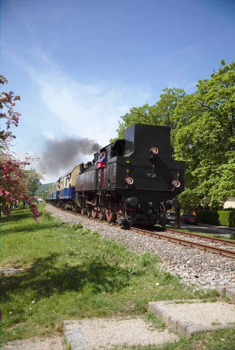 Hier rollt die 77.28 mit ihrem Zug vom Bahnhof Perchtoldsdorf dem Bahnhof Liesing entgegen. (01.05.2018)