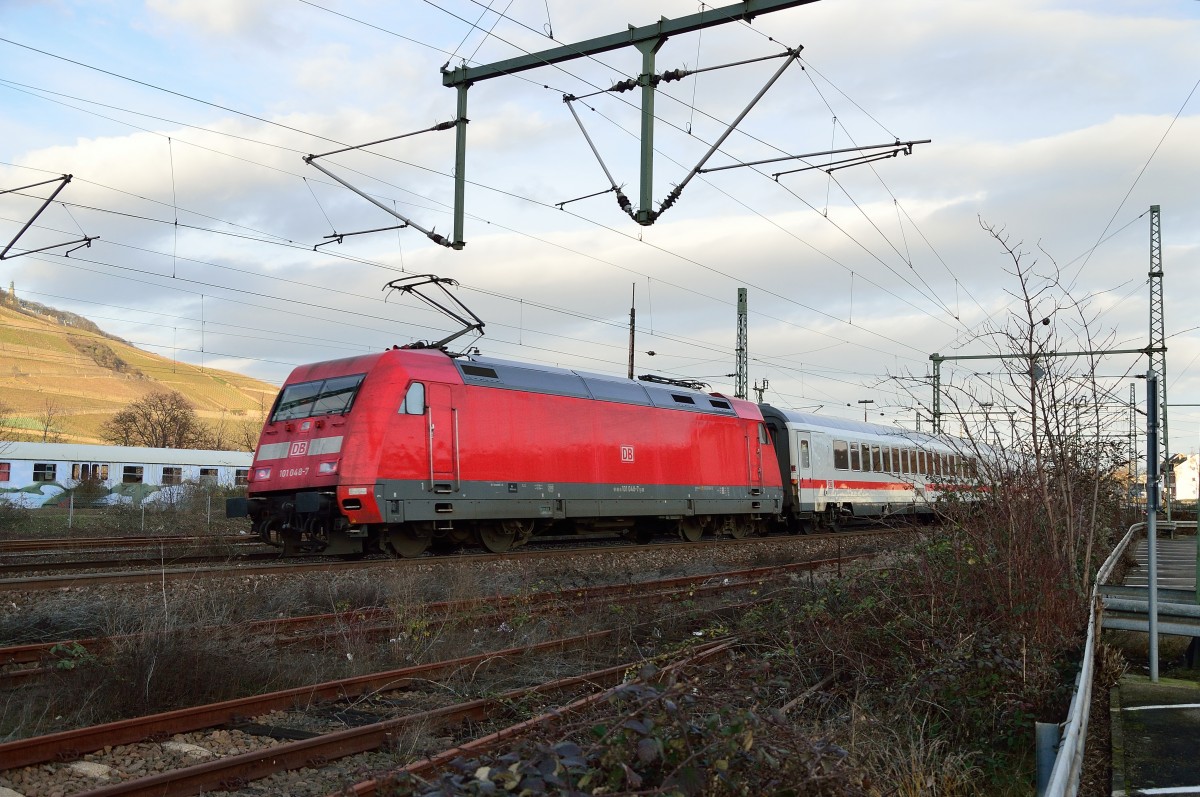 Hier schiebt die 101 048-7 einen IC in Richtung Mainz aus Bingerbrück. 2.2.2014
