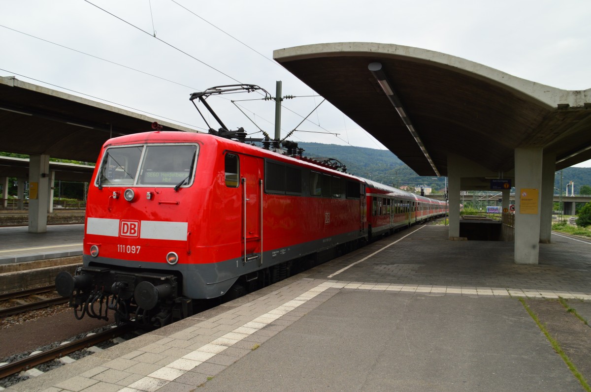 Hier schiebt die 111 097 einen aus N-Wagen gebildeten SE60 Zug aus Frankfurt Hbf in die Abstellgruppe des Heidelberger Hbf. Donnerstag den 29.5.2014