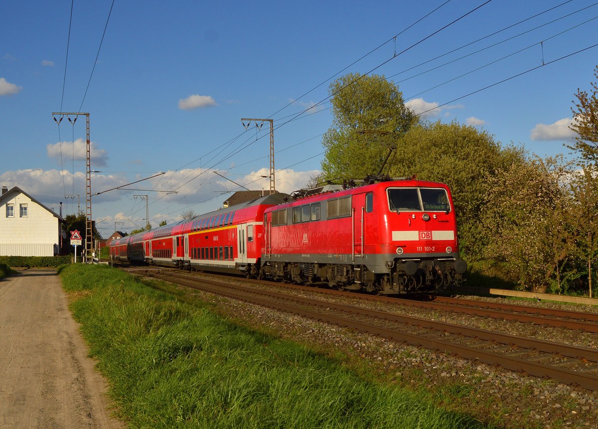Hier schiebt die 111 101-2 einen RE4 nach Dortmund, auch dieser Zug ist am Bü Dahler Weg in Wickrath abgelichtet am Dienstag den 3.5.2016