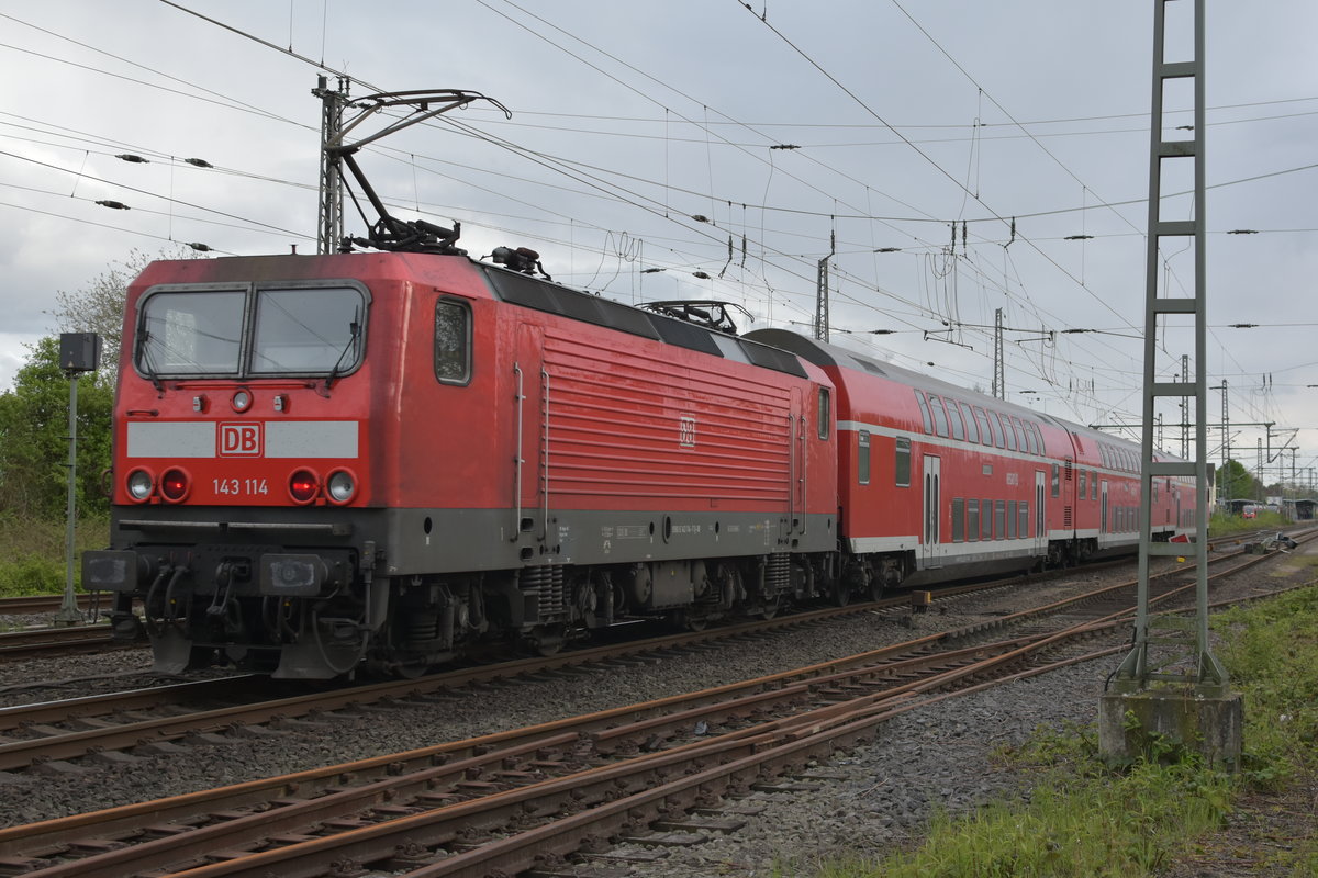 Hier schiebt die 143 114 einen RB 27 nach Koblenz in Grevenbroich an den Bahnsteig. 25.4.2017