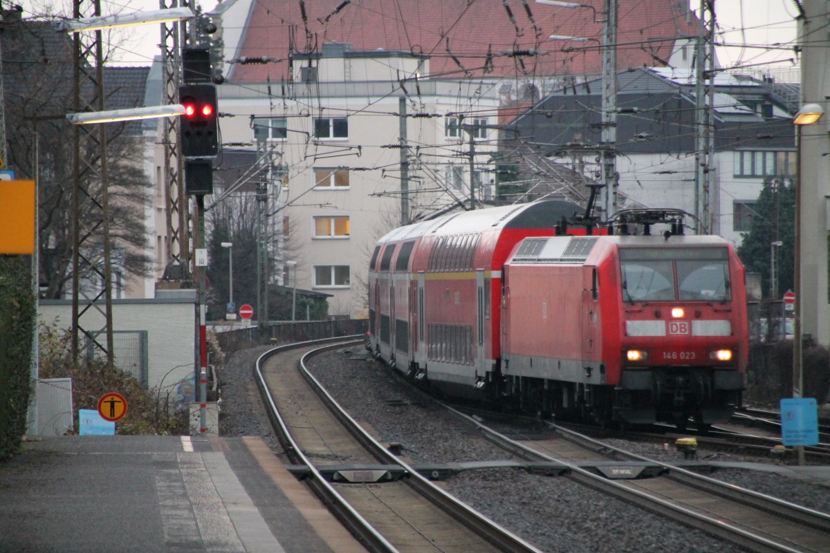 Hier schiebt 146 023 ihren Doppelstockpark zum rangieren aus Paderborn Hbf aus. Augenommen am 20.12.13