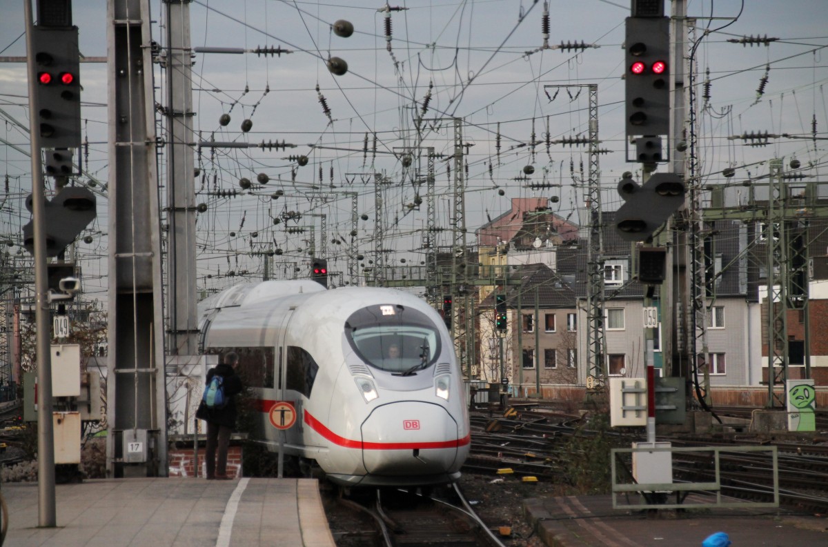 Hier schlängelt sich der neue Velaro D bei der Bereitstellung zur ersten planmäßigen Fahrt mit Fahrgästen am 21.12.13 in den Kölner Hbf.