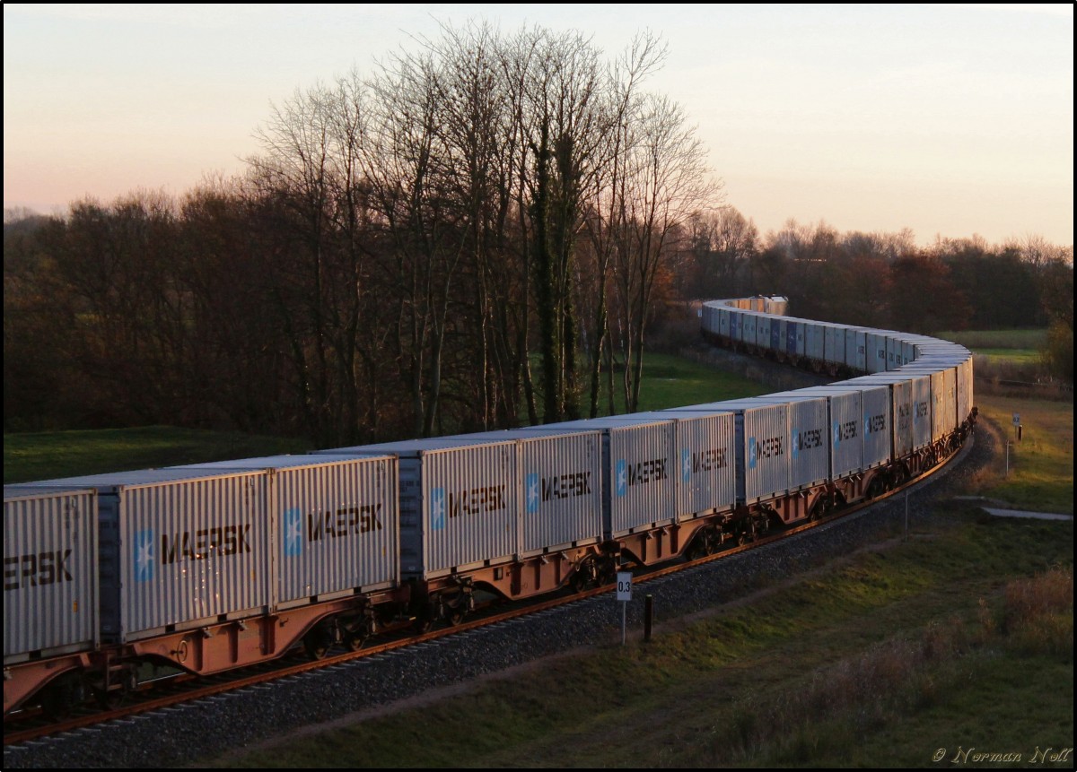 Hier schlängelt sich V 2102 der MWB und 183 705-3 der Wiener Lokalbahnen Cargo GmbH mit Ihrem Containerzug und Lichtspielen übers Wilhelmshavener Industriegleis in Richtung Sande. 23/11/2013