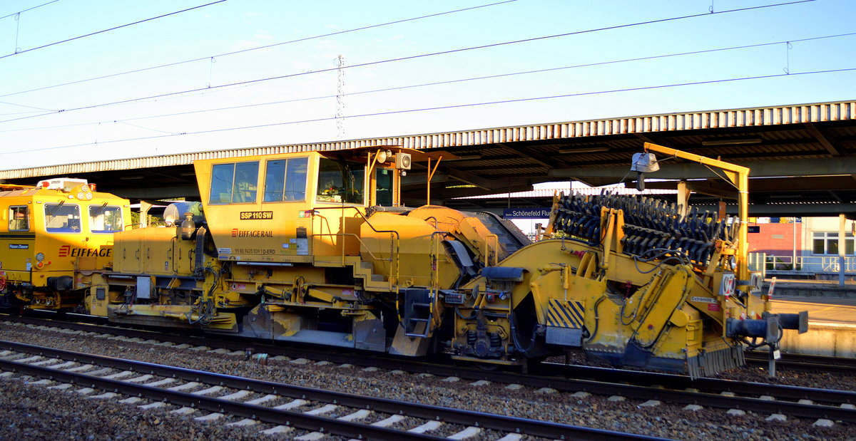Hier die Schnellschotterplaniermaschine SSP 110 SW der EIFFAGE RAIL mit der Nr. 99 80 9425 039-1 D-ERD am Haken der Stopfmaschine UNIMAT 09-4x4/4S am 27.09.18 Bf. Flughafen Berlin-Schönefeld.