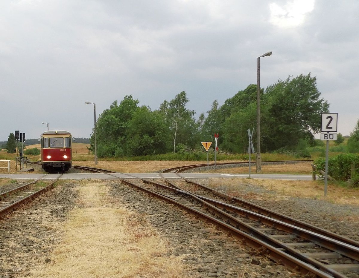Hier sieht man den 187 013 aus der Wendeschleife kommen, er hat die zweite Runde hinter sich.
Im Hintergrund macht sich grad ein fernes Gewitter durch starke Böen unbeliebt, die den Erntestaub von Feldern in den Ort und über den Bahnhof bliesen.
28.07.18