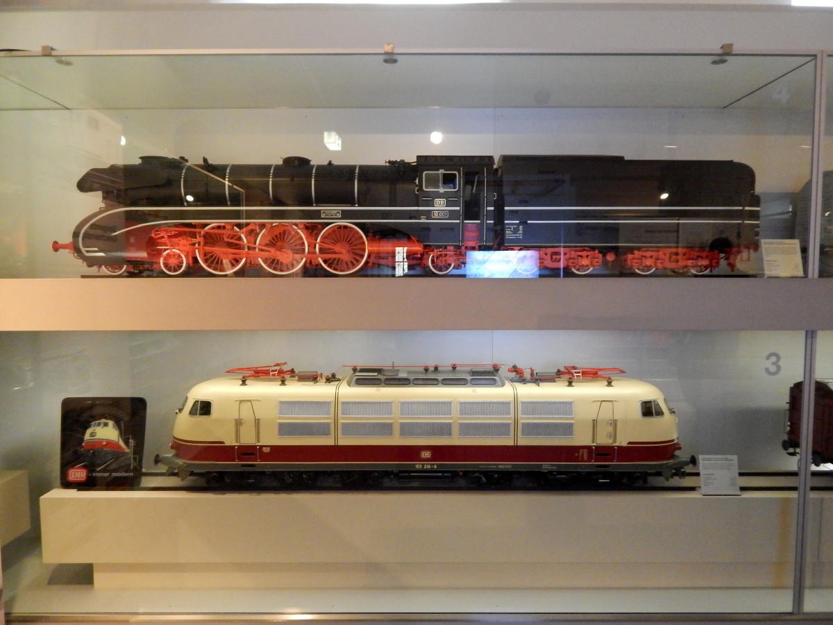 Hier sieht man einen Vergleich 2er Loklegenden. Oben steht die Dampflok 10 001.
Unten steht noch heute sehr geliebte 103 216-8.
Fotografiert im DB Museum Nürnberg.

Nürnberg 28.11.2014