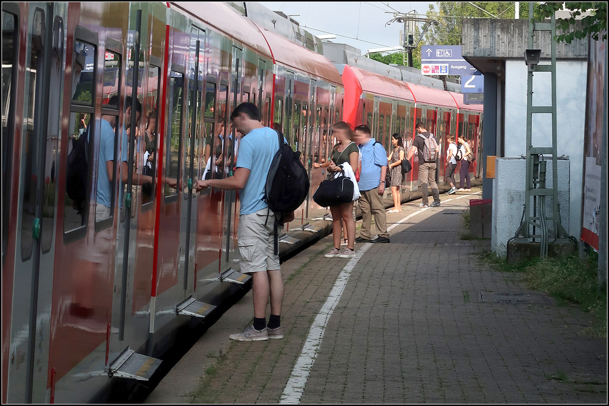 Hier sind die Fahrgäste am Drücker -

S-Bahn in der Station Rommelshausen. Noch sind nicht bei allen Bahnen der Baureihe 430 die Schiebetritte in Betrieb. Fahren sie aus dauert dies einen Moment und wir Fahrgäste drücken dann gleich mehrfach auf den Türöffner, da der Eindruck entsteht, der Drücker hätte nicht reagiert. Insgesamt verlängert das Ausfahren den Halt in den Stationen, was auch zur Unpünktlichkeit beiträgt.

02.08.2018 (M)