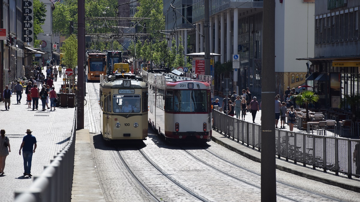 Hier sind viele Straßenbahnbegegnungen an der Haltestelle Stadttheater. Die Aufnahme wurde am 01.06.2019 entstanden.