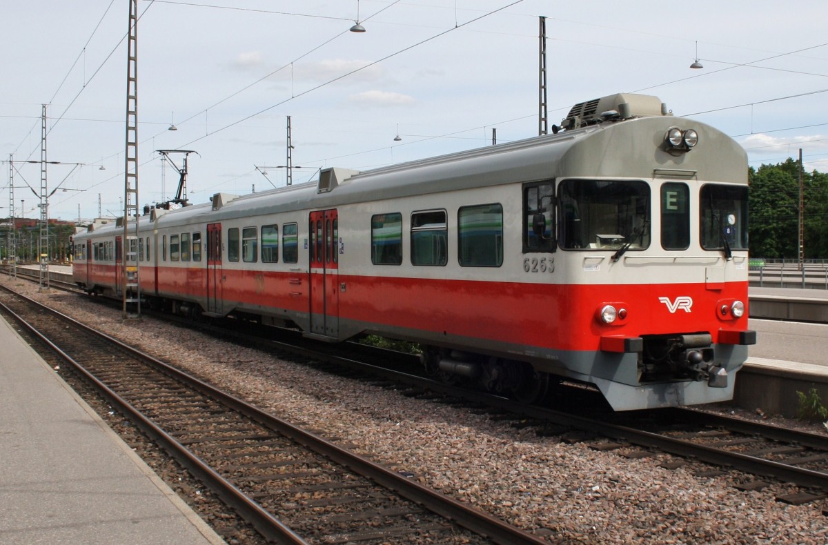 Hier Sm2 6263 als S E von Kauklahti nach Helsinki, bei der Einfahrt am 19.6.2013 in Helsinki.