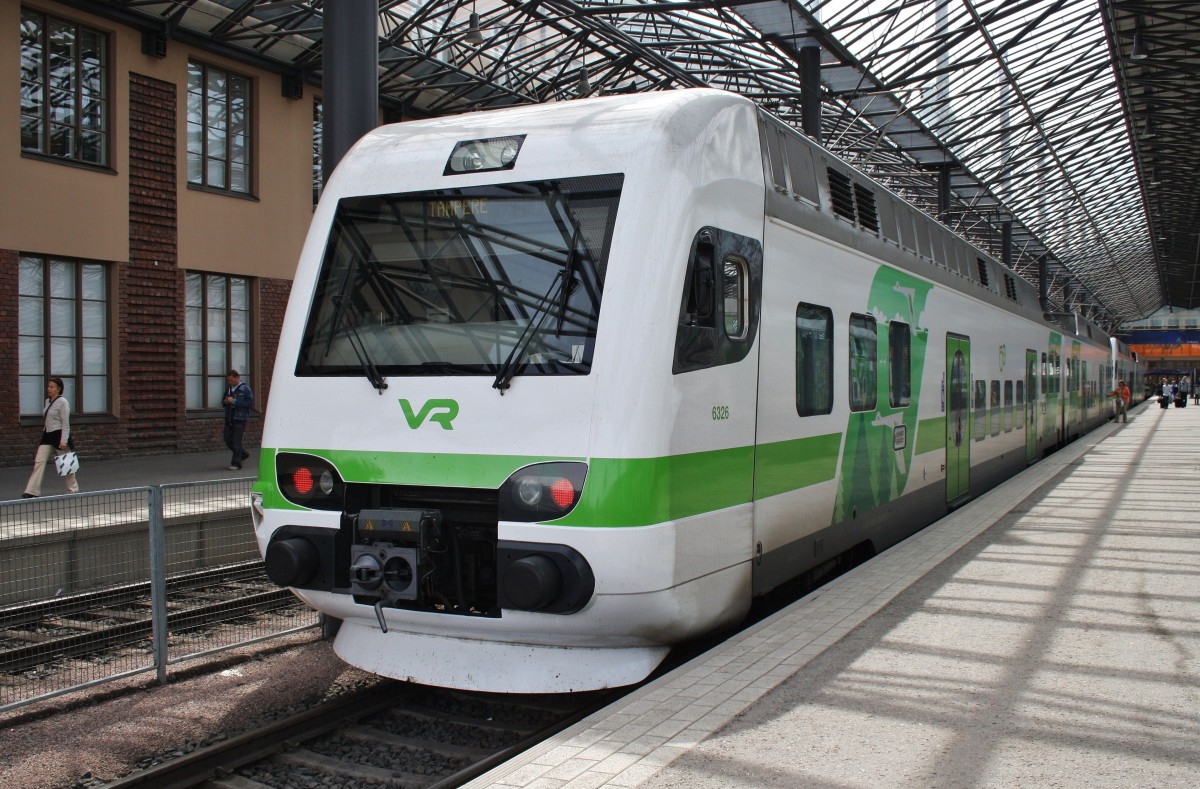 Hier Sm4 6326 und Sm4 6312 als S R von Helsinki nach Tampere/Tammerfors, dieser Triebzugverband stand am 19.6.2013 in Helsinki. 