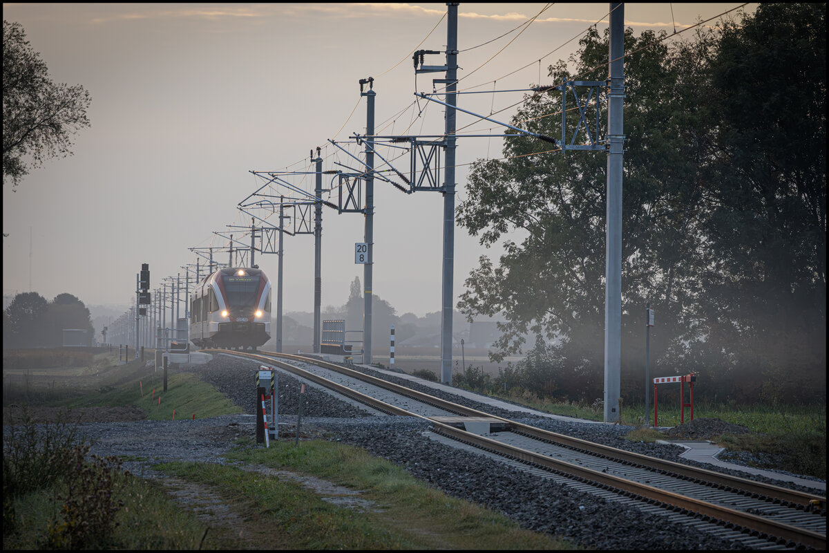 Hier in S�ding Mooskirchen bekommt der Begriff S-Bahn eine neue Form . Im zuge der Bauarbeiten am K�flacher Ast der Steirischen Westbahn wurde auch die S�dingbachbr�cke erneuert . Dabei entstand eine auf steirisch  Schupfe  . 17.10.2026 