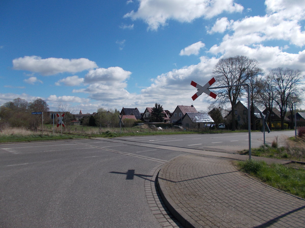 Hier sollte man als Autofahrer acht geben,denn der unbeschrankter Bahnübergang in Friedland,an der Bahnstrecke Neubrandenburg-Friedland,ist ohne Schranken und Blinkanlage ausgestattet.Aufnahme am 17.April 2016.