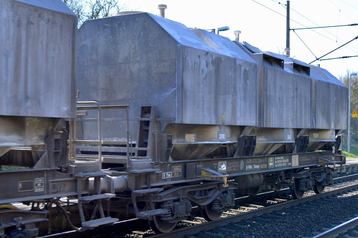 Hier einer der Spezialwagen (Oberbaustoffwagen) der Firma Fels-Werke GmbH (Nr. 3898) mit der Registrierung 84 80 D-FWGs 473 3 244-2 (P) Slmmps Bf. Rübeland zum Transport von Kalkprodukten dieser Firma in einem Ganzzug am 24.03.20 Bf. Wellen (Magdeburg). 