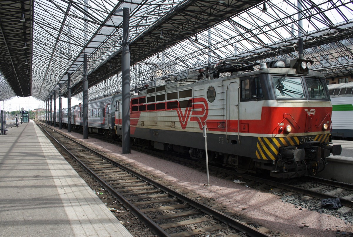 Hier Sr1 3035 mit NZ32 von Moskva Oktiabrskaia nach Helsinki, dieser Zug stand am 19.6.2013 in Helsinki.