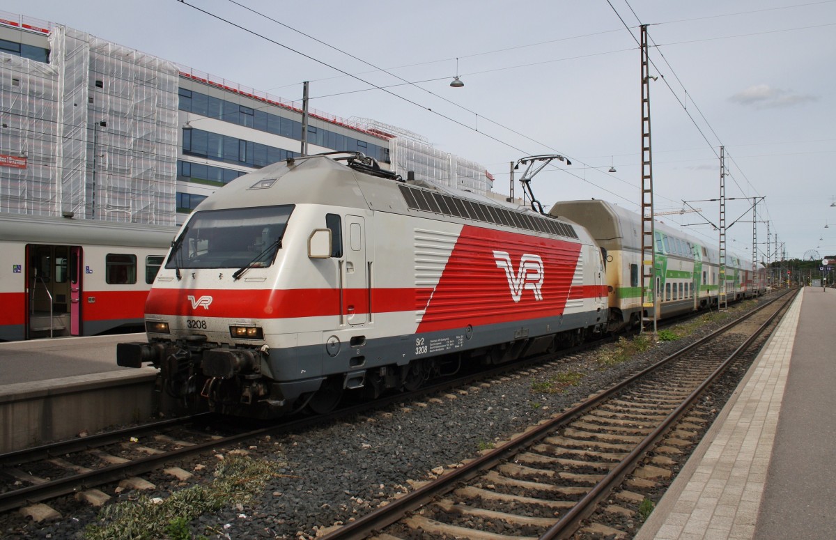 Hier Sr2 3208 mit IC950 von Turku satama/bo hamn nach Helsinki, bei der Einfahrt am 19.6.2013 in Helsinki. 