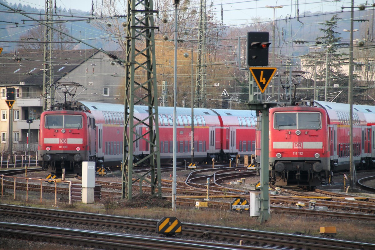 Hier stehen 111 016 und 111 112 mit ihren Dosto Zügen am 13.1.14 in Aachen Hbf abgestellt. 