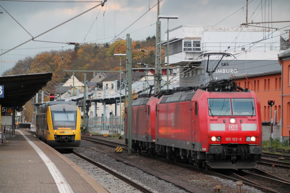Hier stehen 185 122 und 185 099 neben einem unbekannt gebliebenen Lint 41 der HLB am 10.11.13 in Limburg.