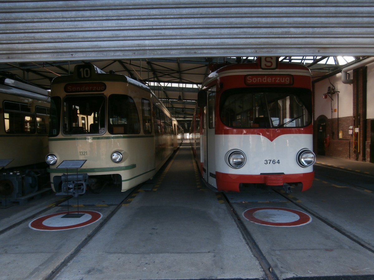 Hier stehen 2 Generationen am Straßenbahnen im Straßenbahn Museum von Thielenbruch
und genießen den Ausblick. Links steht 1321 und rechts steht 3764.
09.03.2014

Technichsche Daten 1321
Baujahr: 1956
Hersteller: Westwaggon,
Köln(mechanisch),
AEG(1321), Kiepe(1363)(elektrisch)
Gewicht leer: 16.300kg
Länge: 14.100mm
Breite: 2.500mm
Höhe: 3.160mm
Achsstand: 1.800
Leistung: 1x 115kW
Sitzplätze: 30
Stehplätze: 78

Technische Daten 3764
Baujahr: 1964 als Sechsachser; Umbau 1968
Hersteller: Düsseldorfer Waggonfabrik (DüWag)
Leergewicht: 28.700kg
Länge: 29.760mm
Breite: 2.500mm
Höhe: 3.190mm
Achsstand: 1.800 mm im Drehgestell; Drehzapfenabstand 2x 7.100 mm 1x 8.645 mm
Sitzplätze: 81
Stehplätze: 208