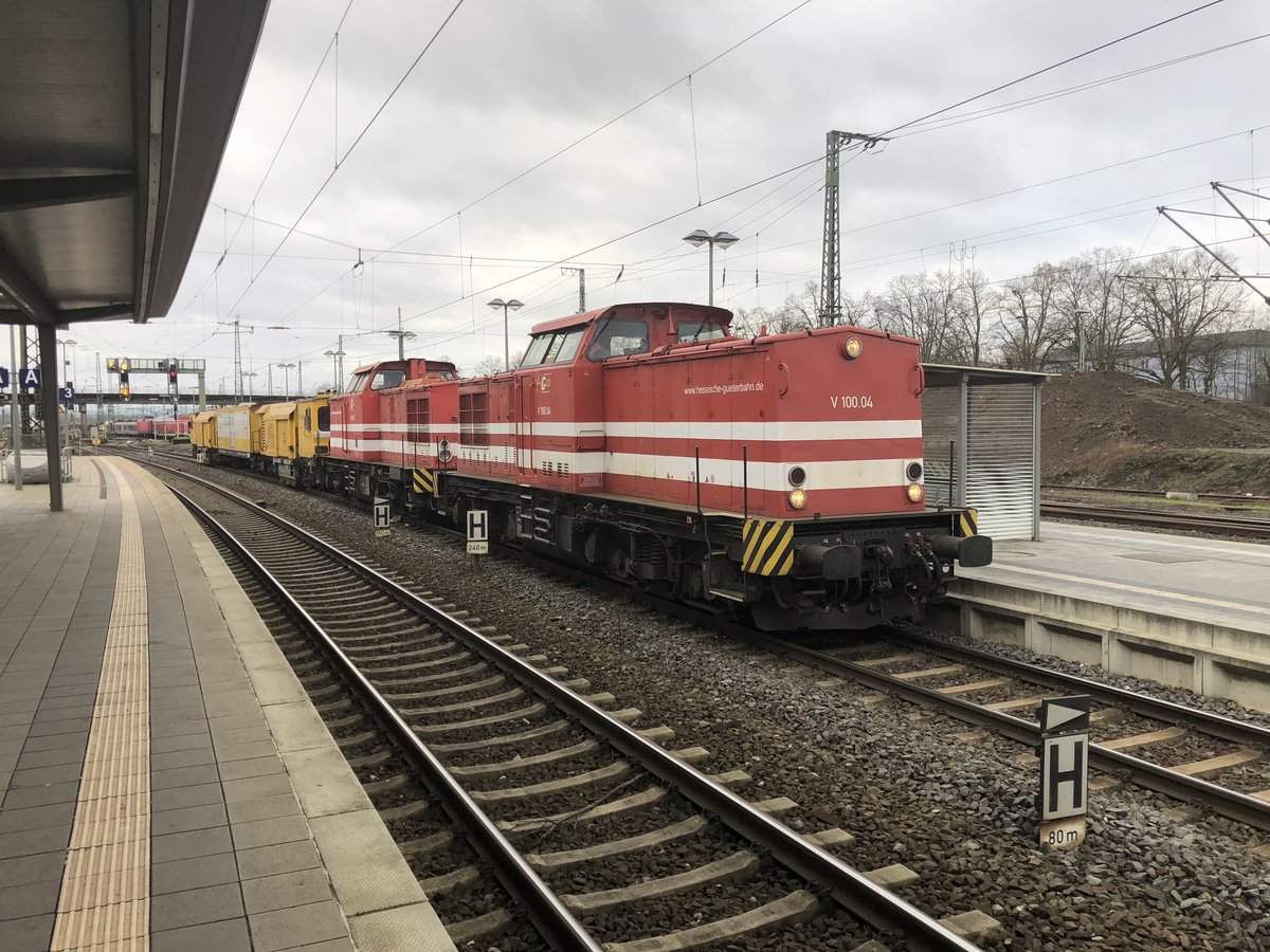 Hier stehen 2 V100 Ost am 23.12.2017 beim rangieren im Bahnhof Gießen