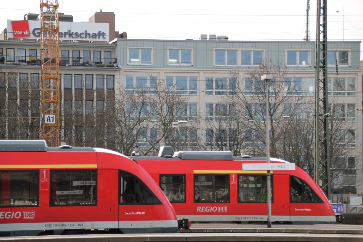 Hier stehen 648 610 und 648 615 des Sauerlandnetzes am 21.12.13 im Dortmunder Hbf. Das Bild wurde anhand des hinteren Zuges und der Häuser ausgerichtet, wodurch leider der vordere Zug etwas schief erscheint.