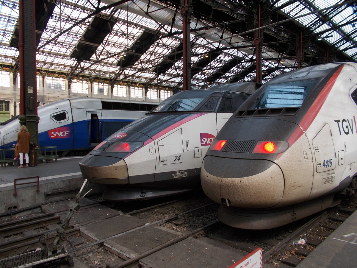 Hier stehen drei TGV's im Pariser Bahnhof Paris Gare de Lyon im Sommer 2016. u.a. ein TGV Lyria.
Foto von SignalGrün Fotos bzw. SignalGrün [Trainsptt] Fotos