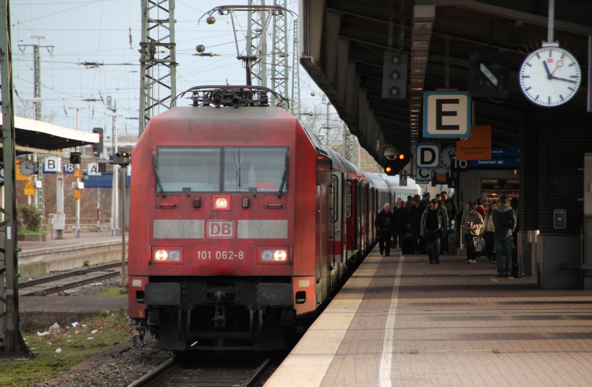 Hier steht 101 062 mit IC 2156 nach Düsseldorf Hbf am 21.12.13 im Dortmunder Hbf.
