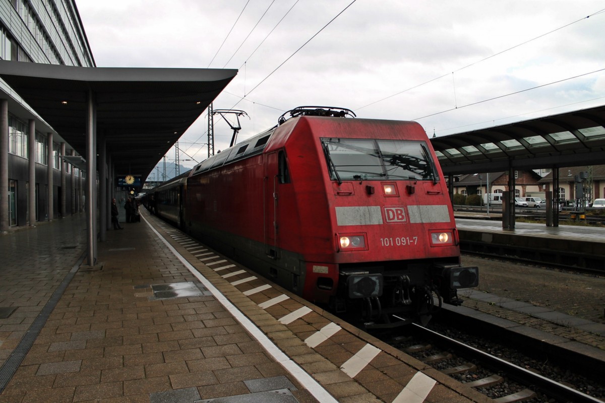 Hier steht 101 091-7 am 14.12.2013 mit dem EC 8 (Chur HB - Hamburg-Altona) in Freiburg (Brsg) Hbf. Sie hatte die Ehre den Vorletzten EC aus Chur auf dem Deutschen Stück von Basel SBB bis Hamburg-Altona zubespannen.