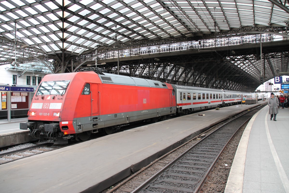 Hier steht 101 132 mit einem IC am 21.12.13 im Kölner Hbf.