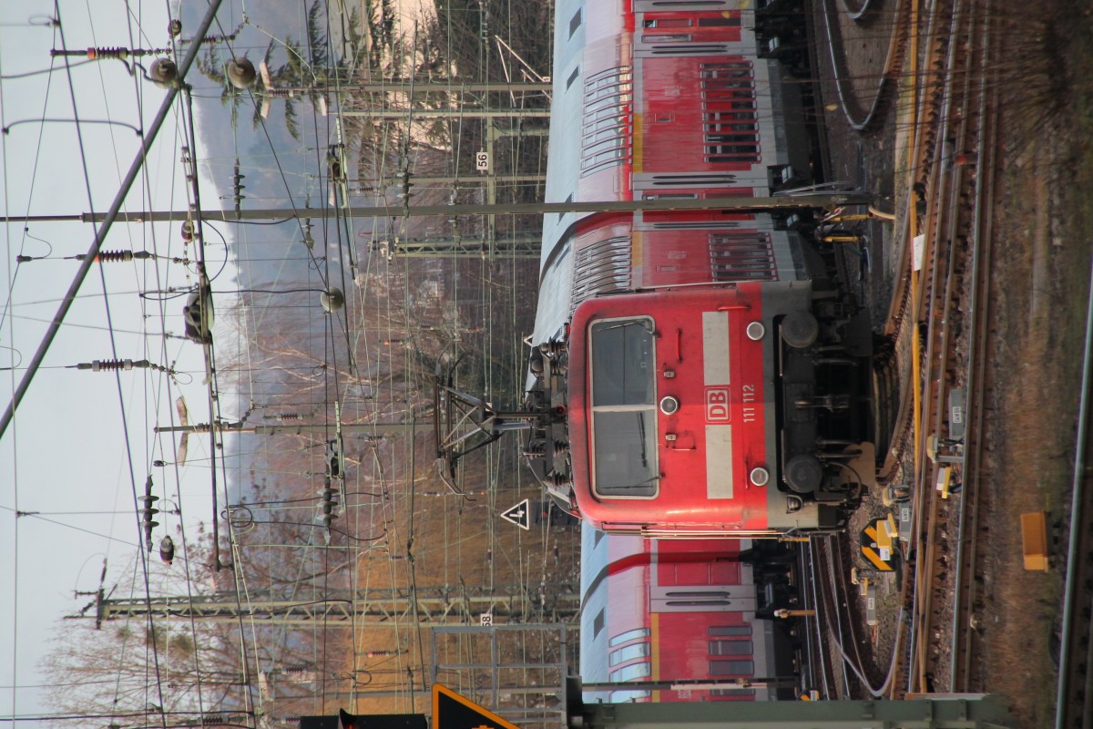 Hier steht 111 112 am 13.1.14 bei dem Betriebswerk Aachen abgestellt. Das Bild wurde an dem Masten ausgerichtet. Die Lok steht aber trotzdem leider etwas schief.