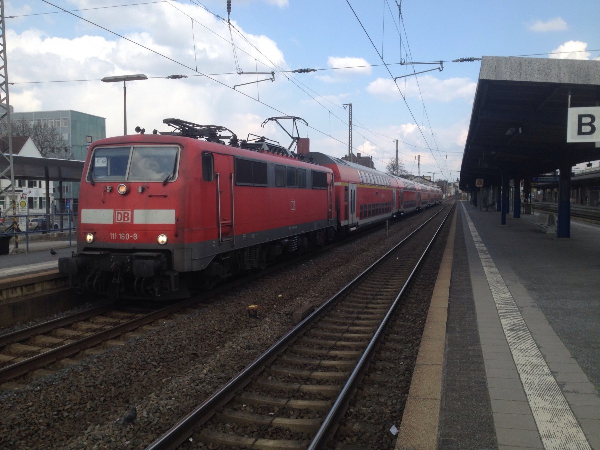 Hier steht 111 160 mit ihrem aus Dosto 94 gebildeten RE1 Ersatzzug nach Aachen am 26.3.14 in Paderborn Hbf.