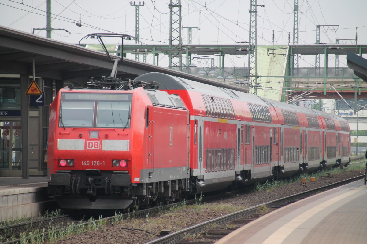 Hier steht 146 120 mit ihrem RE nach Kassel am 25.4.14 in Gießen.