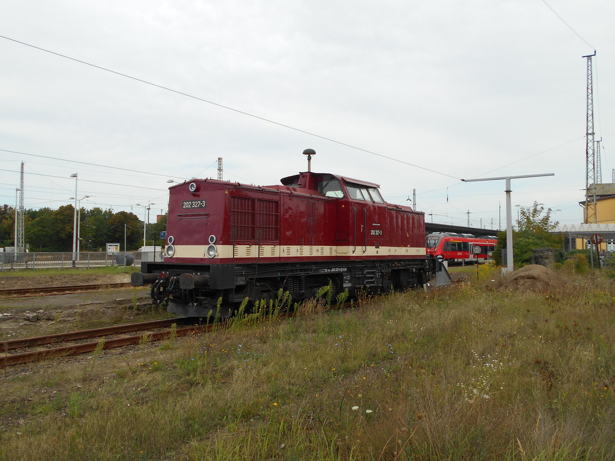 Hier steht die 203 227-4 der CLR-Service GmbH am 21.08.2016 im Bf Eberswalde. Sie trägt noch das Lokschild mit der Nummer 202 327-3.
